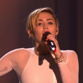 麦莉·赛勒斯 Miley Cyrus – Wrecking Ball (2013 MTV EMA 1080i) [HDTV TS 820MB]