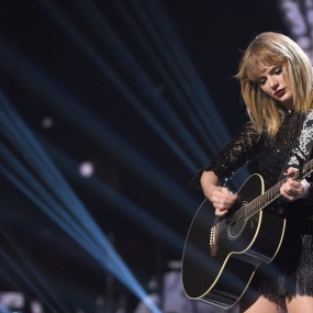 泰勒.斯威夫特 城市恋人 2020年巴黎演唱会 Taylor Swift City of Lover Concert 2020 1080p HULU《WEB-DL MKV 1.44G》