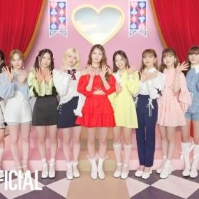 NiziU – NiziU 2023 Season's Greetings Story of 9 Cards 2022 [DVD ISO 3.98GB]