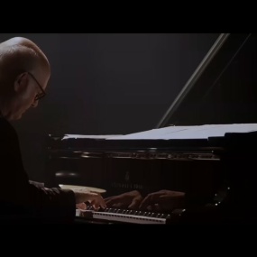 Ludovico Einaudi Live From The Steve Jobs Theatre 2019 音乐会 [Official Concert Film][WEB-DL MP4 415MB]